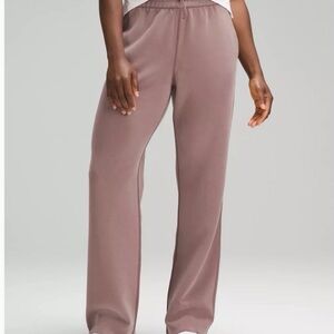 Women's Lululemon Sofstreme high rise pant.